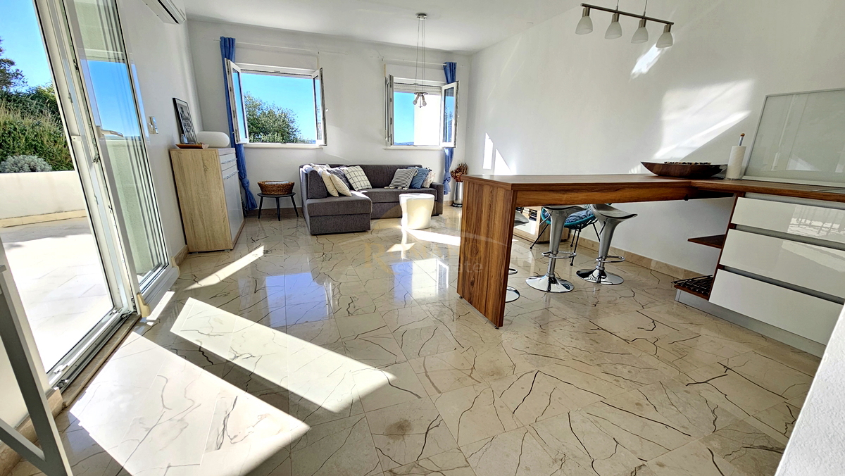 Prostoren dvosobni stan z odprtim pogledom na morje – Trogir, Balan